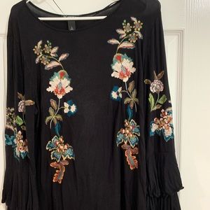Ruffle bell sleeve with embroidery details